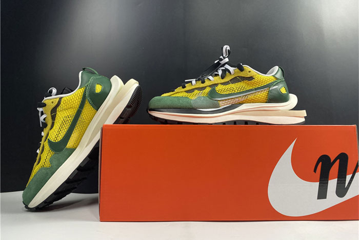 sacai x nike vaporwaffle “tour yellow” cv1363-700