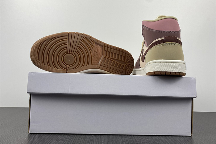 nike air jordan 1 mid      do7440-821