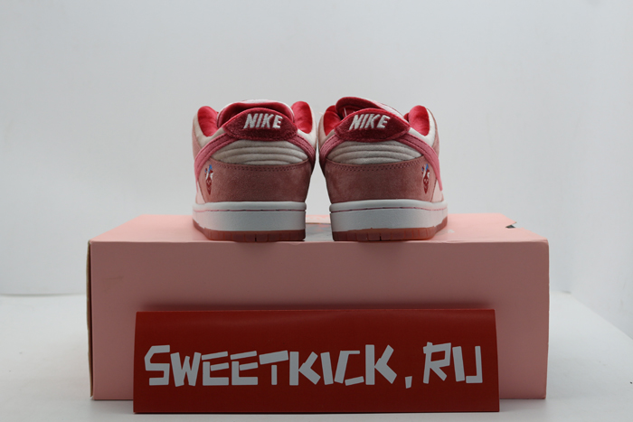 nike sb dunk low strangelove skateboards ct2552-800