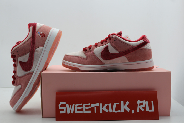 nike sb dunk low strangelove skateboards ct2552-800