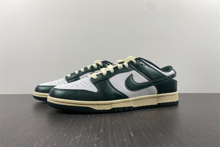 nike dunk low “vintage green”  dq8580-100