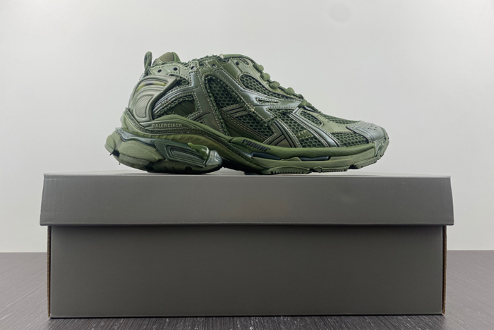7.0 Ba*len*cia*ga -runner green