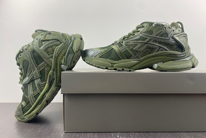 7.0 Ba*len*cia*ga -runner green