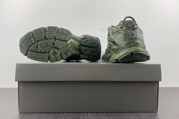 7.0 Ba*len*cia*ga -runner green