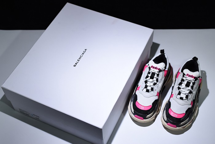 Ba*len*cia*ga 17fw triple s black pink women sneaker 483523-w06e3-8080