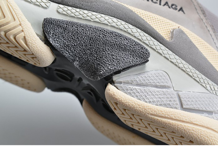 Ba*len*cia*ga 17fw triple s washed show snea grey mens aed2900