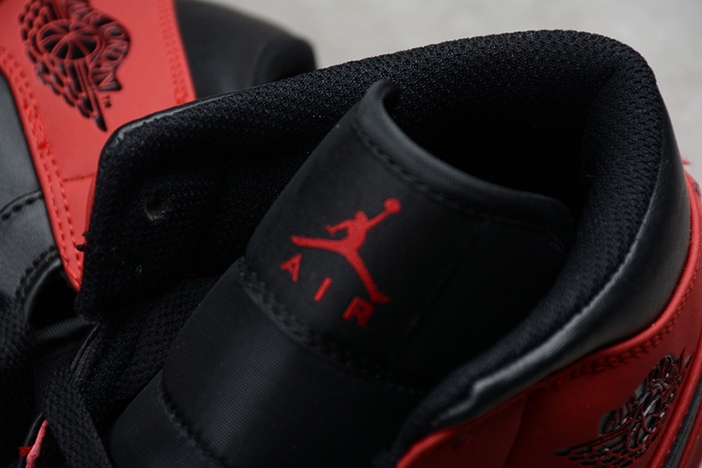 air jordan 1 mid gym red black 554724-610